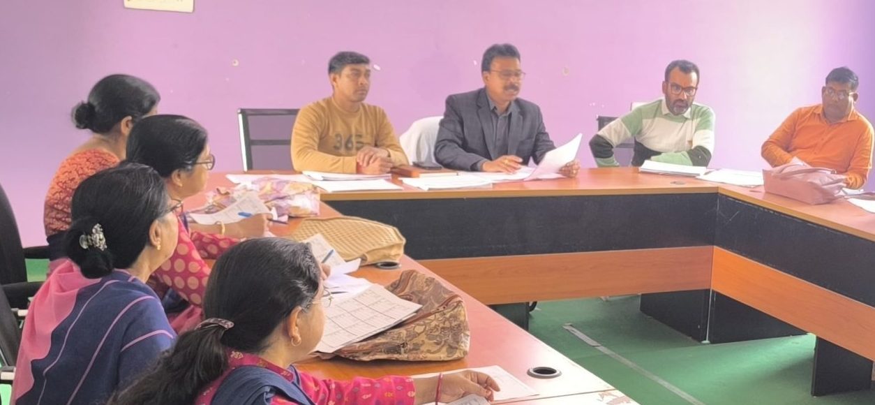 जामताड़ा प्रखंड सह अंचल सभागार में इंदिरा गांधी पेंशनधारियों के सोशल ऑडिट व भौतिक सत्यापन को लेकर बैठक