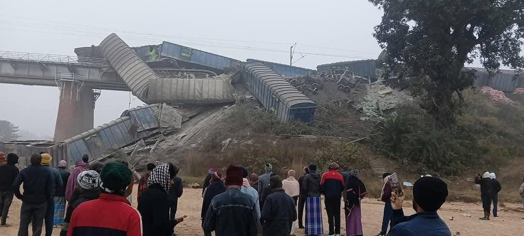 आधी रात का रेल हादसा: सीमेंट लदी मालगाड़ी बेपटरी, नदी में गिरे डिब्बे, रेल यातायात ठप