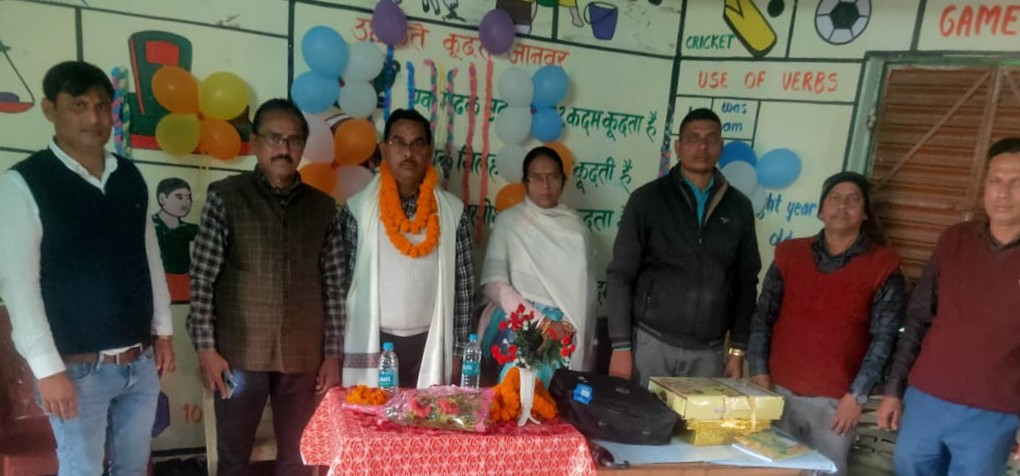 सम्मान और स्मृतियों के साथ शिक्षक वृन्दावन महतो को दी गई भावपूर्ण विदाई