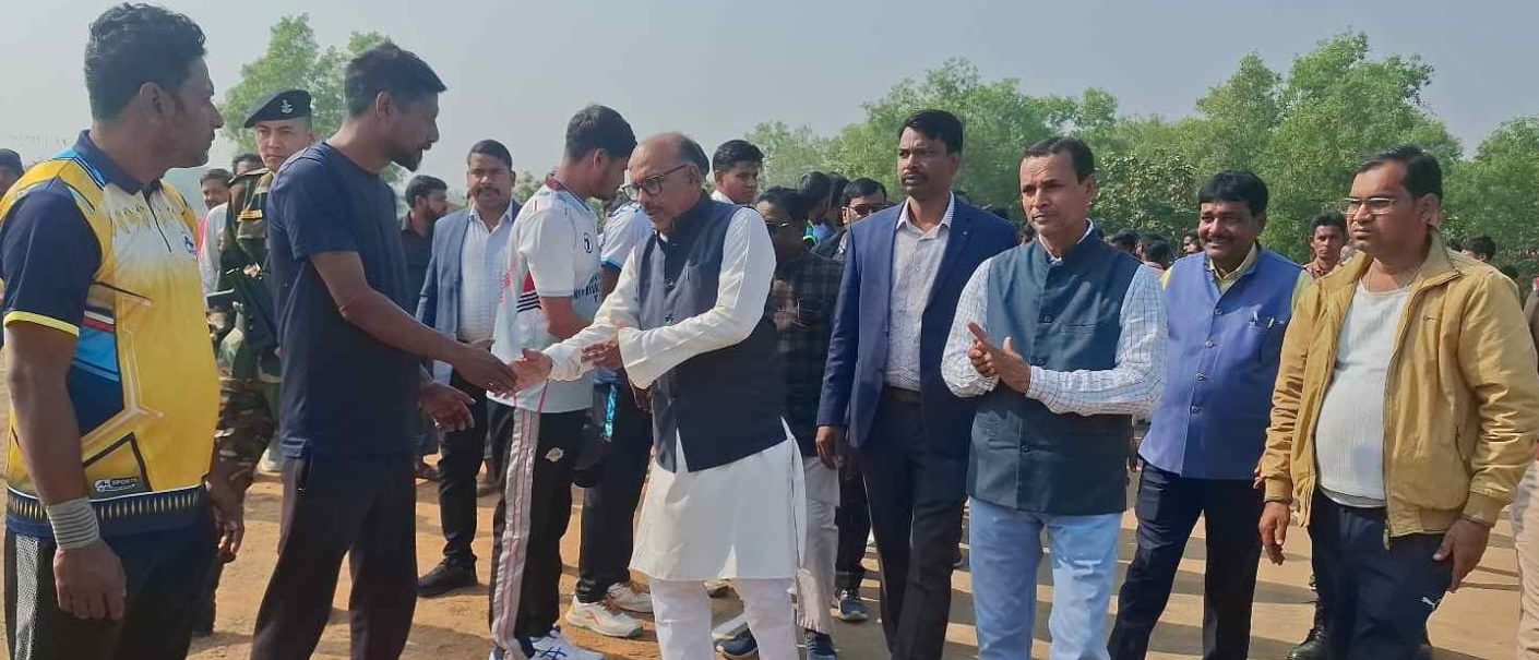 शिबू सोरेन स्मृति क्रिकेट टूर्नामेंट का धमाकेदार आगाज, मैदान में उमड़ा उत्साह—विधायक रवीन्द्रनाथ महतो ने किया शुभारंभ