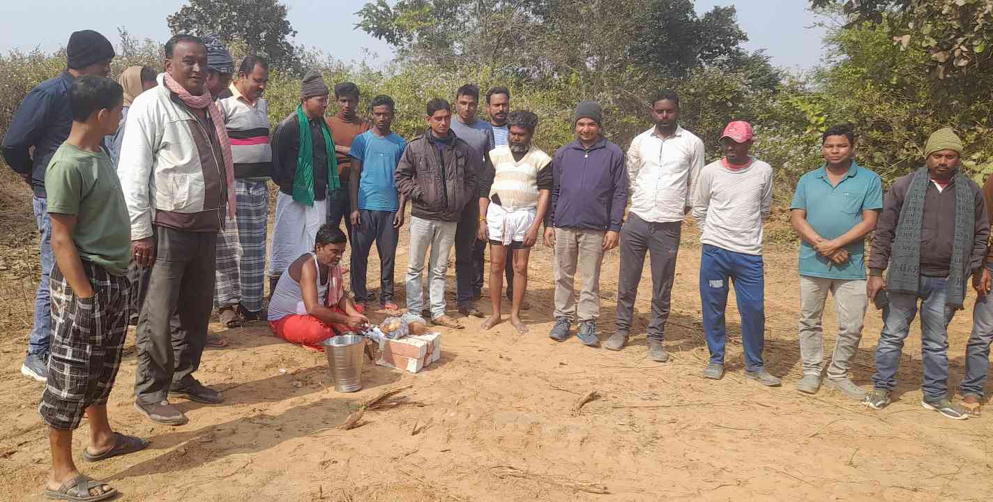 राधाबल्लापुर देवलकुंडा मोड़ पर गुरुजी शिबू सोरेन की प्रतिमा स्थापना को लेकर हुआ विधिवत भूमि पूजन