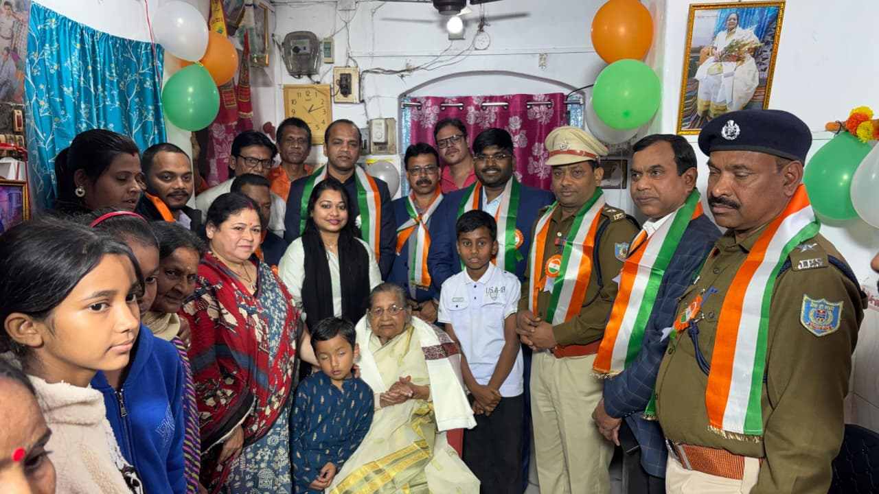 गणतंत्र दिवस से पहले शौर्य को नमन, जामताड़ा प्रशासन ने स्वतंत्रता सेनानी परिवार को किया सम्मानित