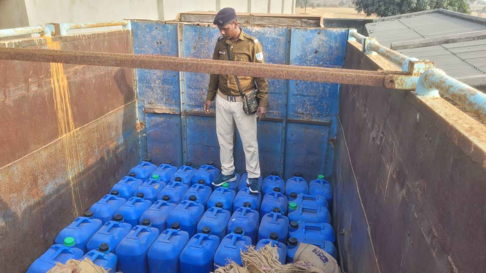 केंदबोना में उत्पाद विभाग की सख्त कार्रवाई, ईंट फैक्ट्री परिसर से स्प्रिट व विदेशी शराब की बड़ी खेप जब्त