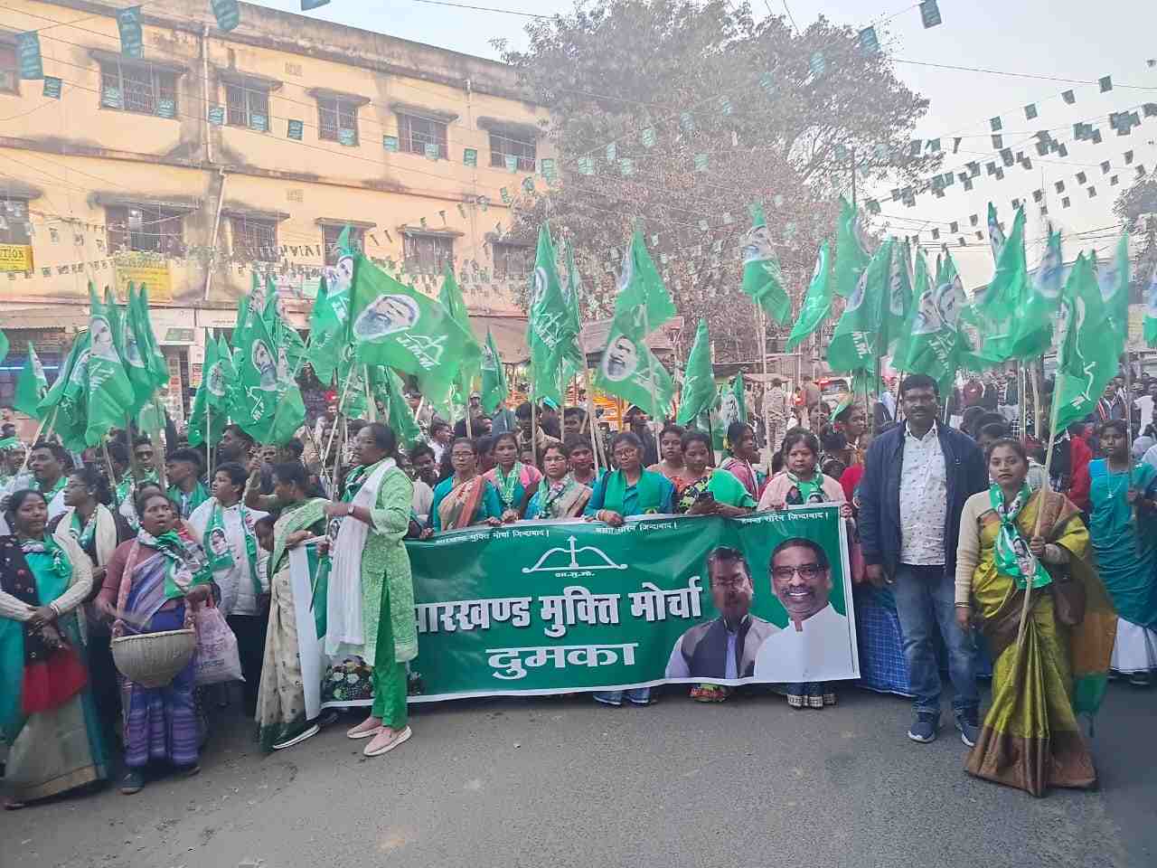 संथाल परगना में झामुमो स्थापना दिवस का उल्लास, दुमका में मुख्य समारोह में शामिल हुए लाधना पंचायत के जुझारू कार्यकर्ता