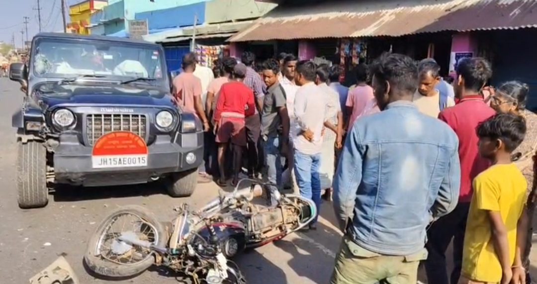 दुमका रोड पर रफ्तार की टक्कर, थार की भिड़ंत में युवक की हालत नाजुक