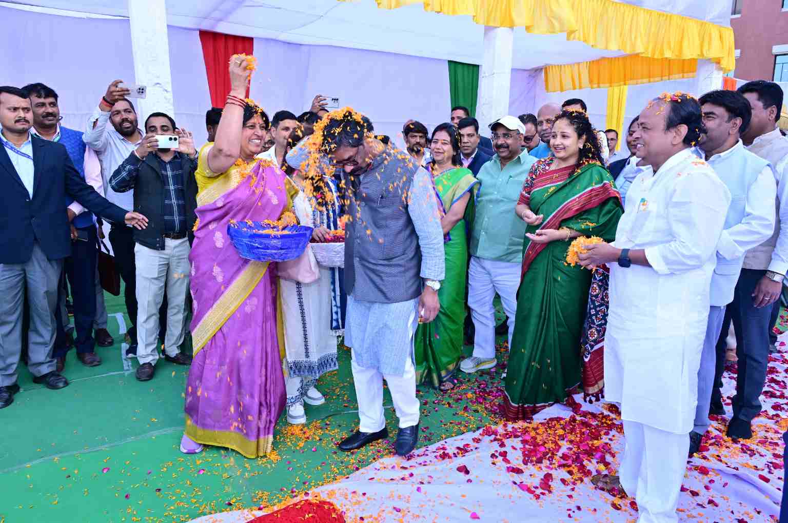 झारखंड विधानसभा में खेली सौहार्द की होली, फूलों की खुशबू में घुला लोकतंत्र का रंग