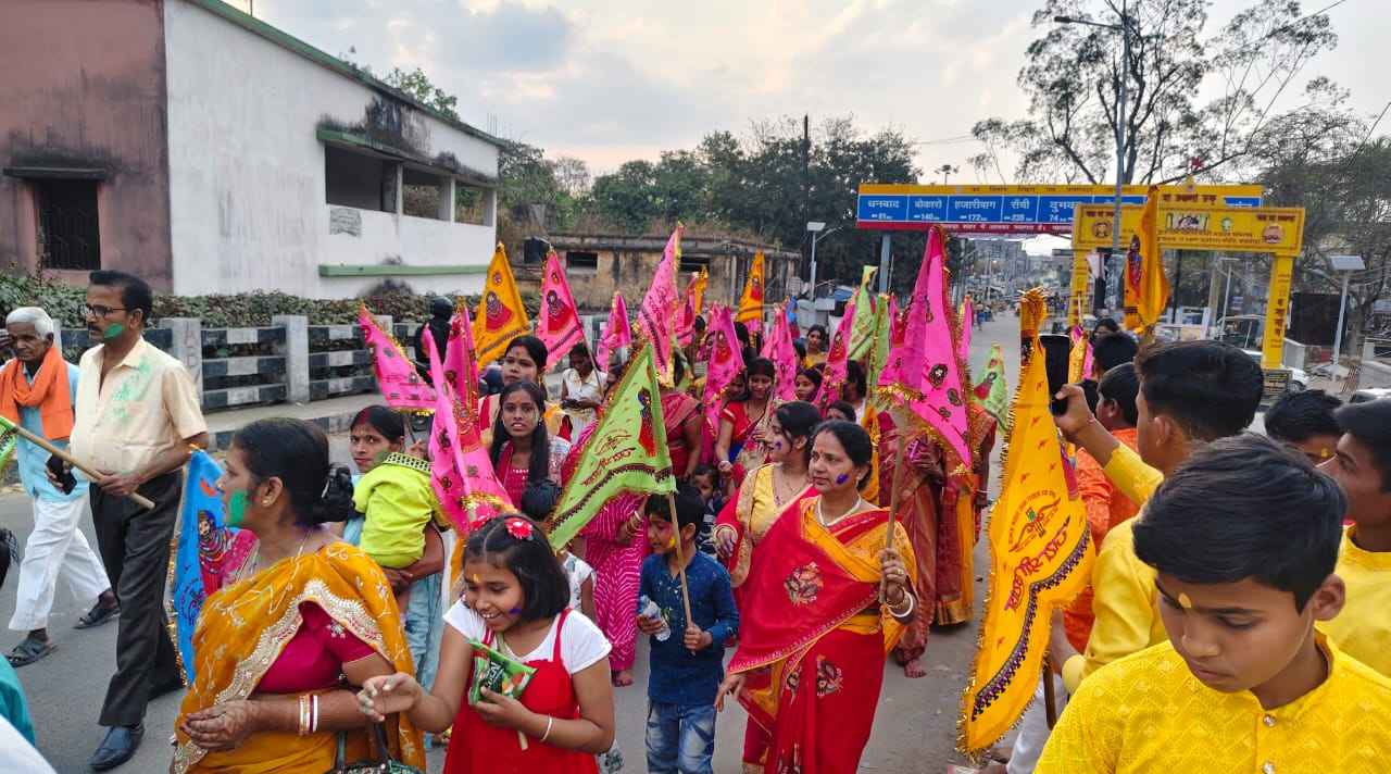 फागुन के रंग में सजा आस्था का कारवां, बाजार दुर्गा मंदिर से निकला श्याम बाबा का भव्य निशान