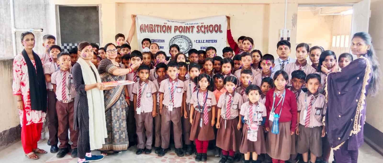 रंगों की उमंग से सराबोर हुआ एंबीशन प्वाइंट स्कूल, पालबगान में सजा होली मिलन समारोह