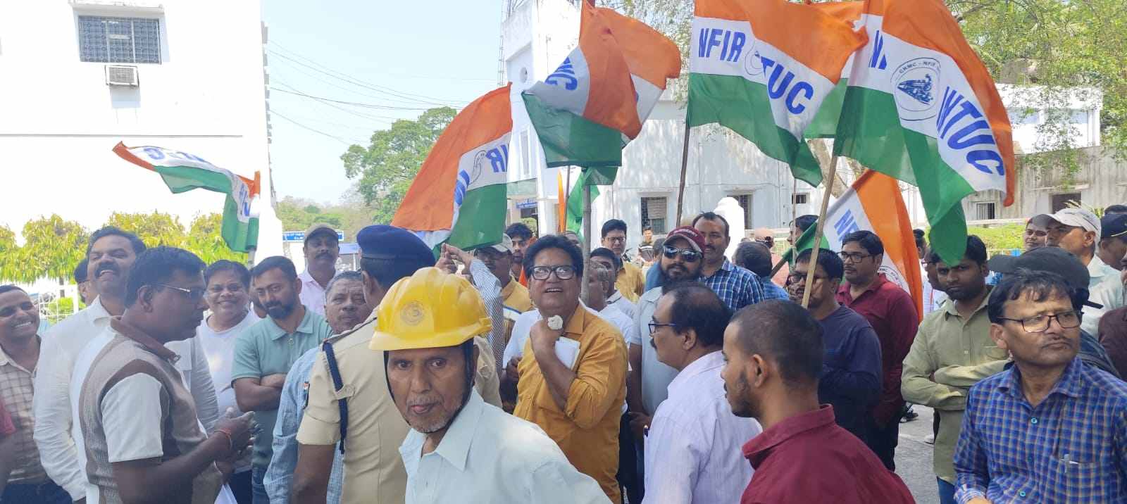 सीएलडब्ल्यू में क्वार्टर आवंटन पर भड़का असंतोष, कर्मचारियों ने जीएम ऑफिस घेरा, पारदर्शिता की मांग को लेकर जोरदार प्रदर्शन