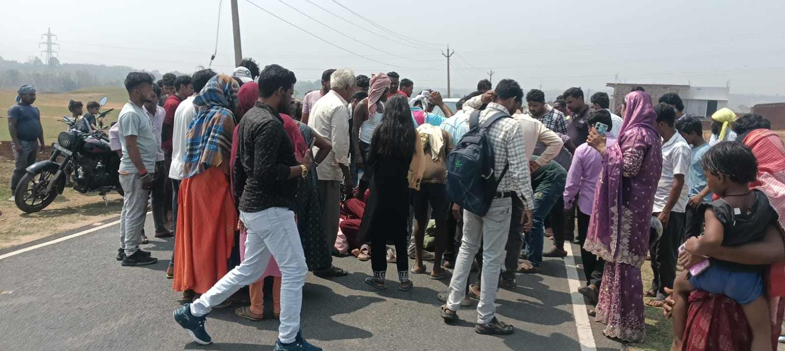 करमाटांड़ में रफ्तार का कहर: दो बाइकों की आमने-सामने टक्कर, महिला समेत तीन गंभीर रूप से घायल