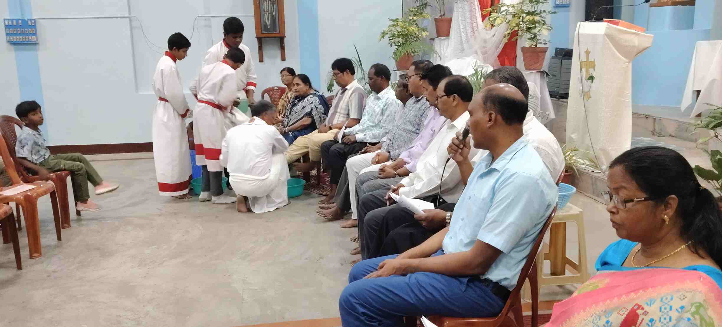 पुण्य गुरुवार पर श्रद्धा का सागर: चित्तरंजन चर्च में गूंजा प्रेम, त्याग और मानवता का संदेश