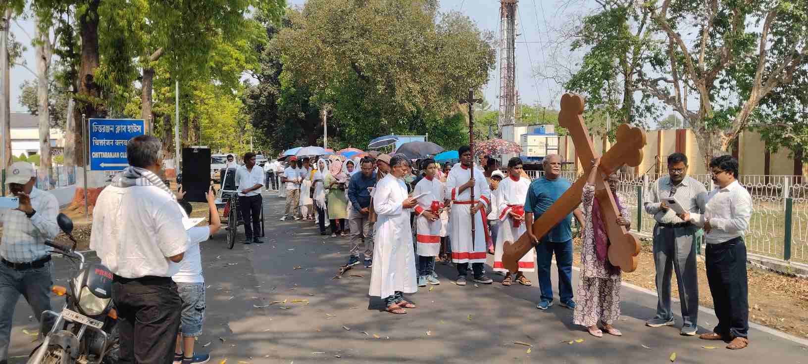 क्रूस के मार्ग पर आस्था की यात्रा: चित्तरंजन में गुड फ्राइडे पर निकला श्रद्धा और समर्पण का जुलूस
