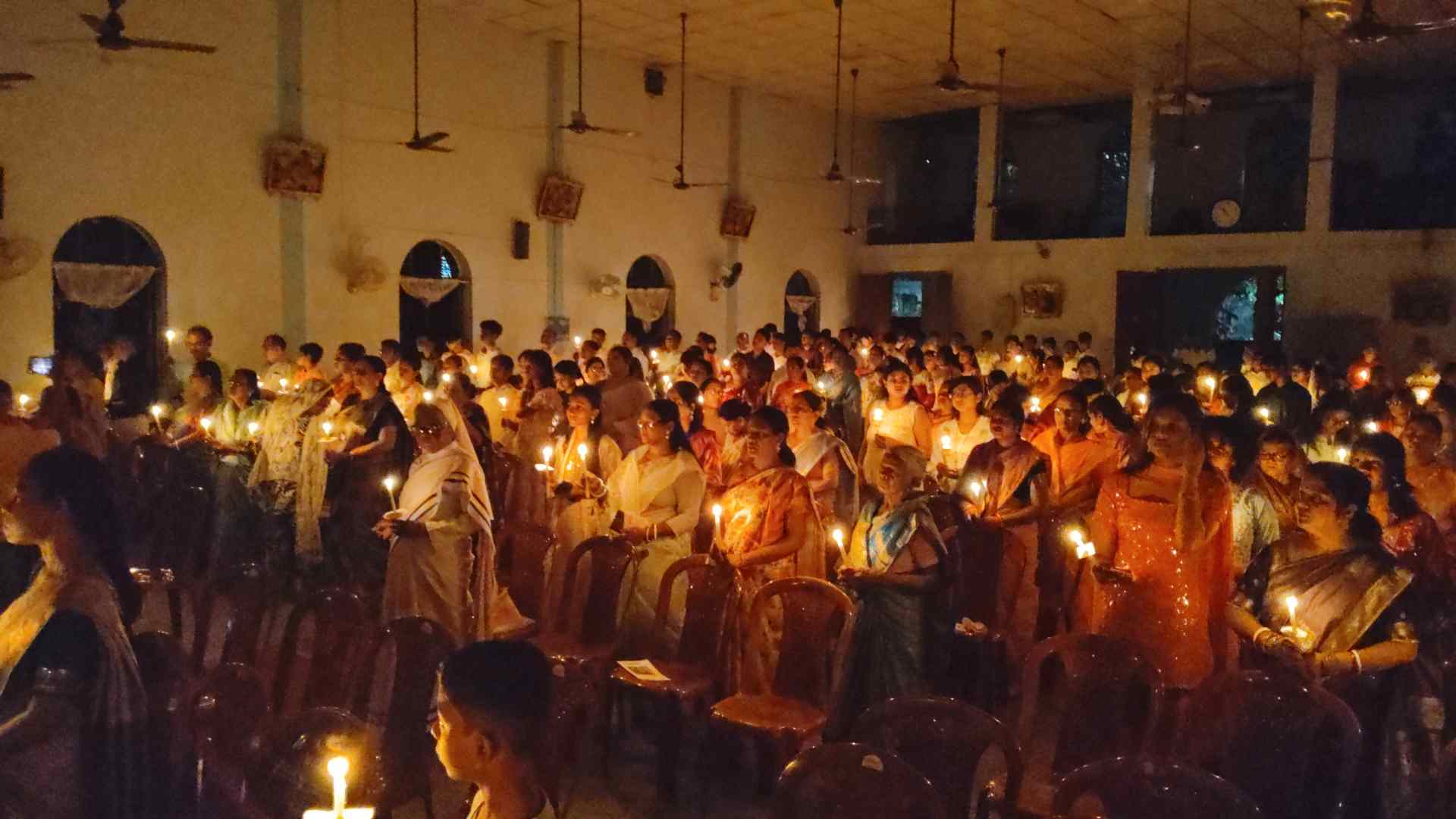 अंधकार से प्रकाश की ओर: चित्तरंजन के संत जोशेफ चर्च में भव्य ईस्टर विजिल, आधी रात तक गूंजा हल्लेलुयाह