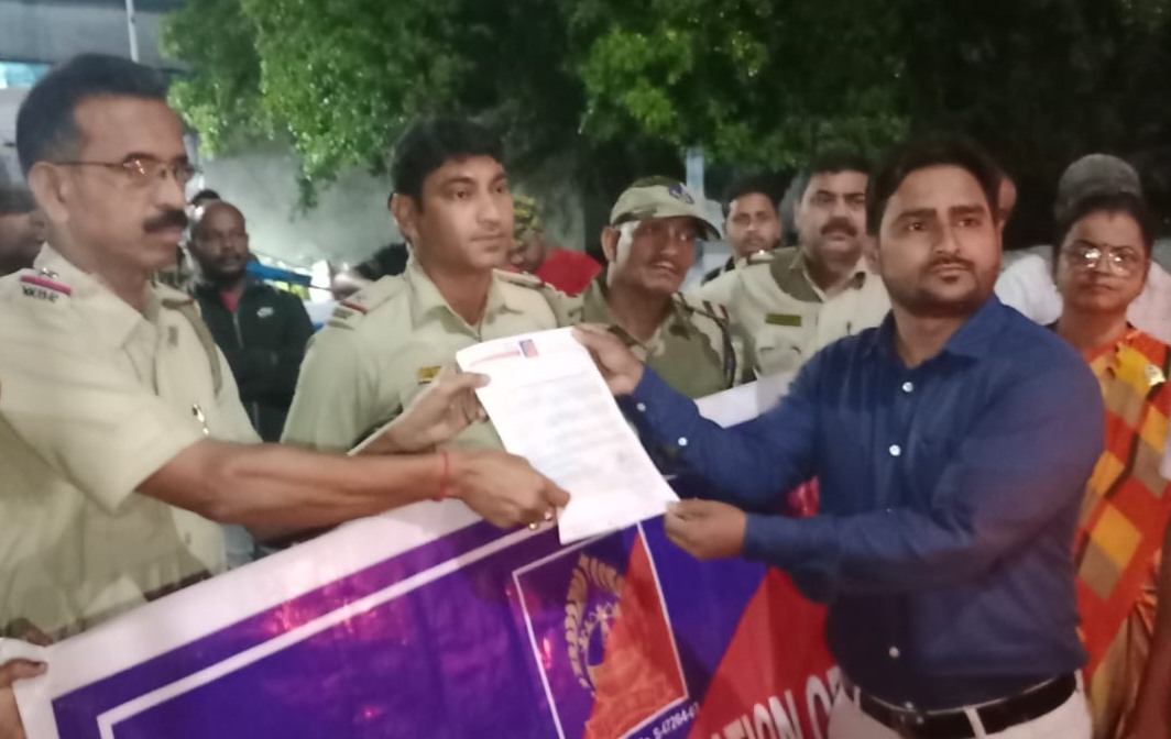 ন্যায়ের দাবিতে উত্তাল চিত্তরঞ্জন: এরিক লাকড়া হত্যাকাণ্ডে মানবাধিকার সংগঠনের ক্যান্ডেল মার্চ