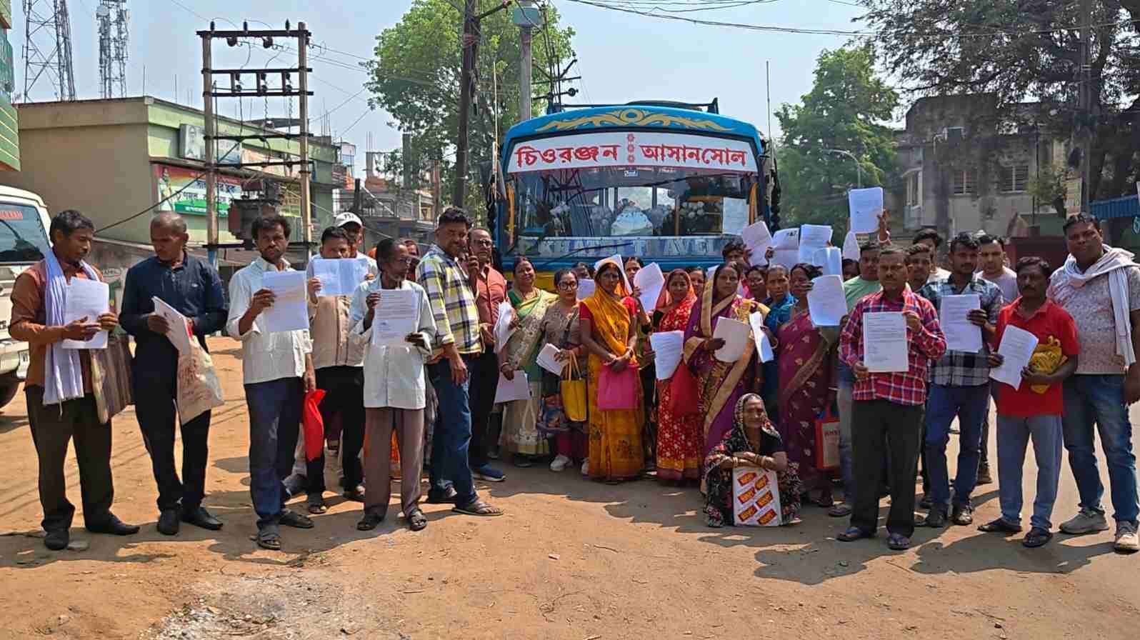 वोटर लिस्ट से नाम गायब होने पर सलानपुर में बवाल, लोगों के समर्थन में उतरी तृणमूल