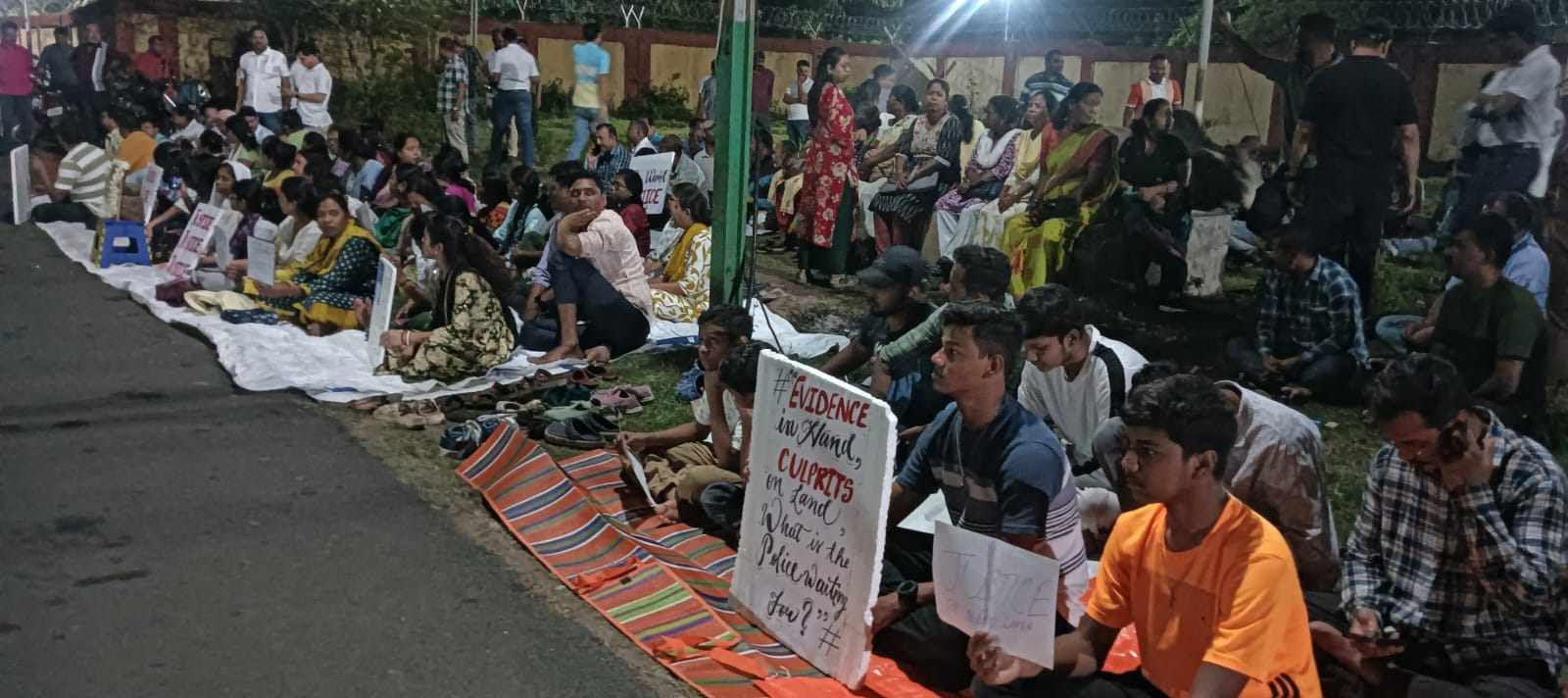 एरिक लकड़ा हत्याकांड पर रोष: 36 दिन बाद भी गिरफ्तारी नहीं, चित्तरंजन में मशाल जुलूस और रातभर जागरण