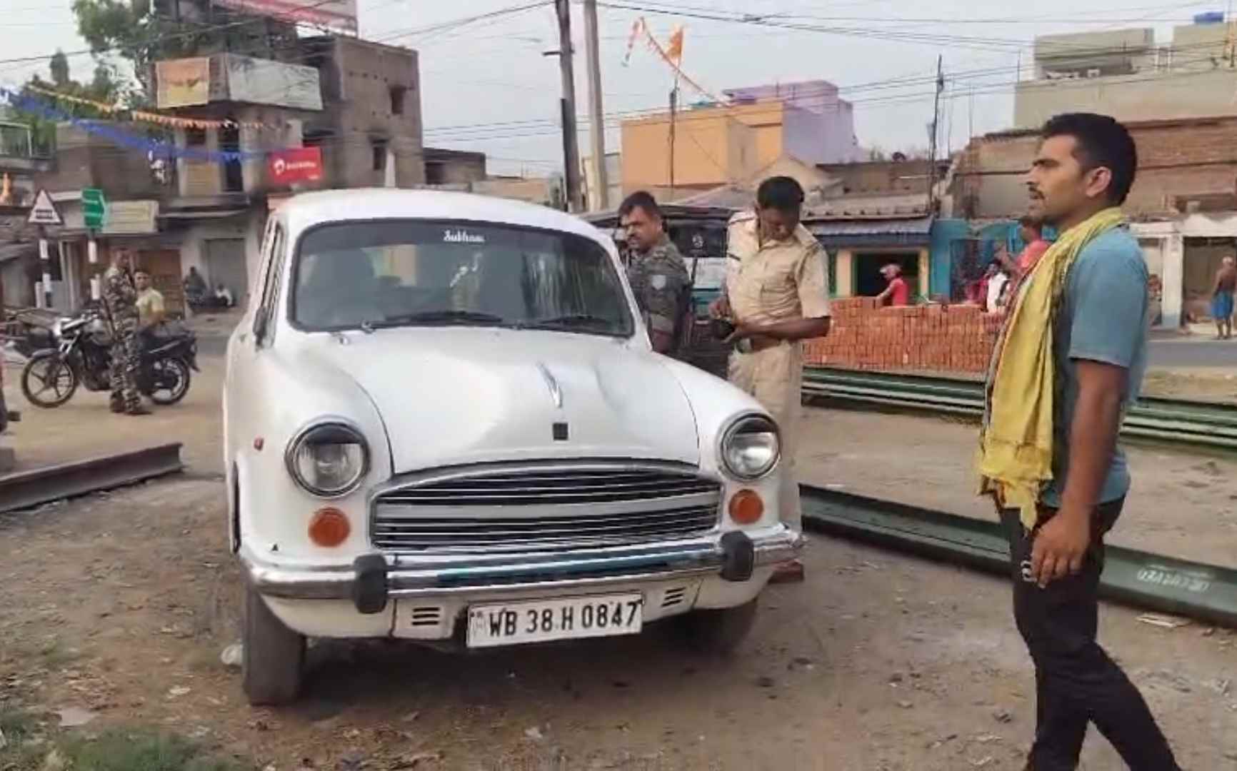 तीन दिन से खड़ी लावारिस कार बनी चर्चा का विषय, पुलिस जांच में निकला तकनीकी खराबी का मामला