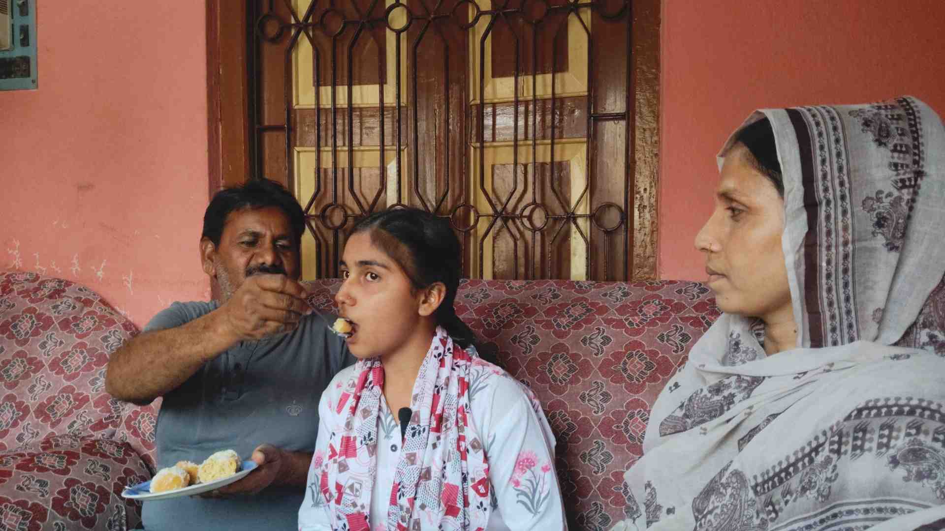संघर्ष से सफलता तक: मिहिजाम की आसिया परवीन ने 97.6% अंकों के साथ जिला टॉप कर बढ़ाया मान