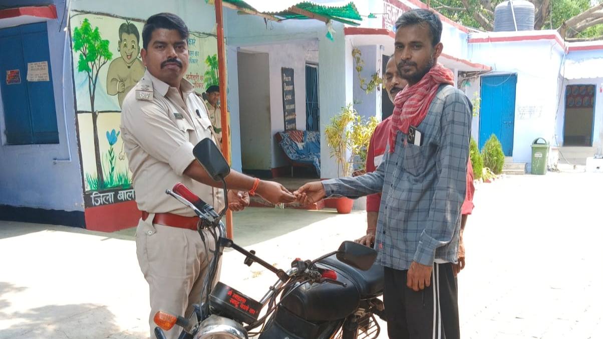 पुलिस की फुर्ती से लौटी खुशियां: खोई मोपेड और मोबाइल बरामद, मालिकों के चेहरे खिले