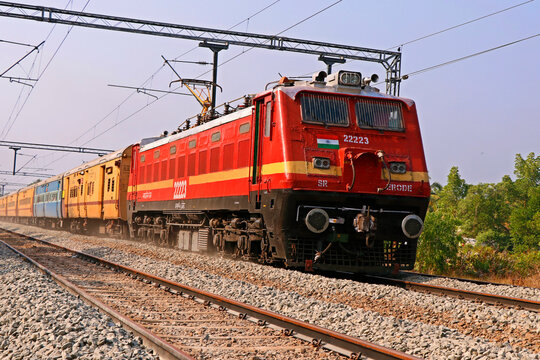 गर्मी में सफर होगा आसान: यात्रियों की भीड़ संभालने को 11 समर स्पेशल ट्रेनों का ऐलान