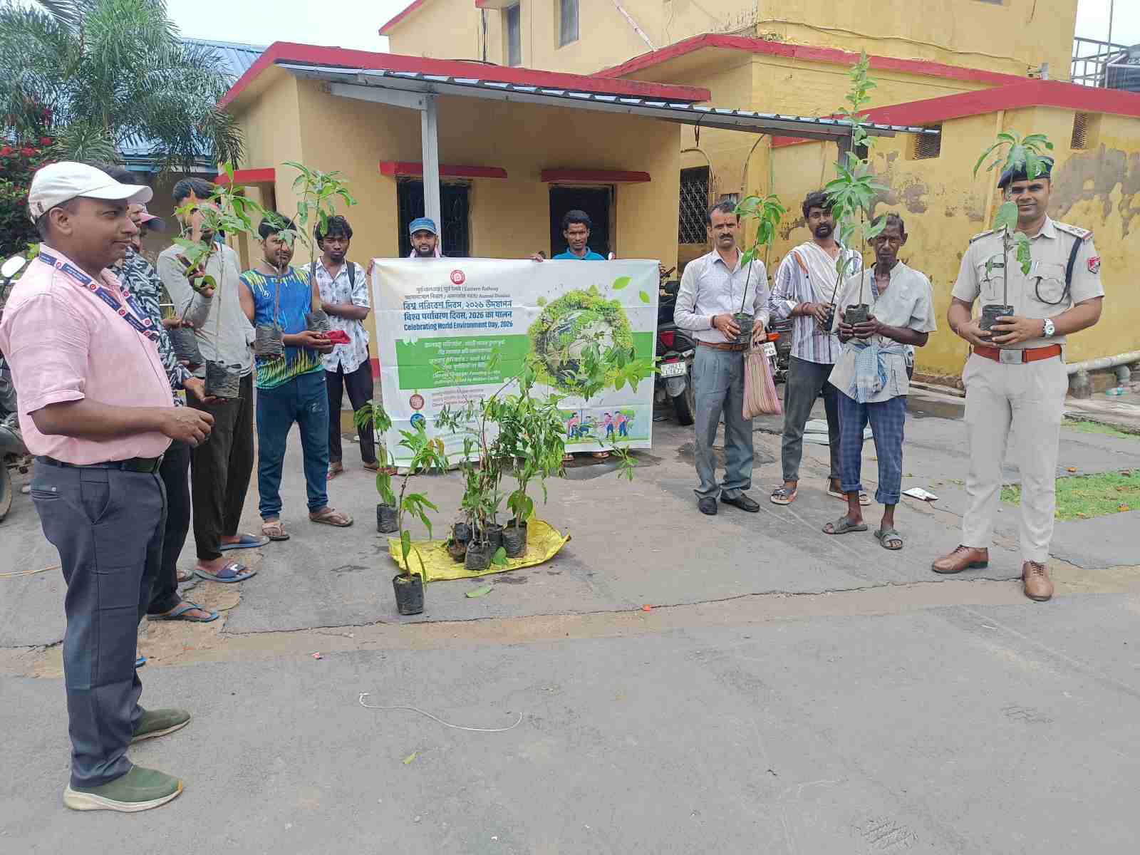 हरियाली का संदेश लेकर आगे आया आरपीएफ, विश्व पर्यावरण दिवस पर जामताड़ा स्टेशन परिसर में हुआ पौधरोपण