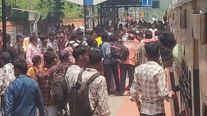 जामताड़ा स्टेशन पर टला बड़ा रेल हादसा, चलती मेमू ट्रेन से गिरे महिला और युवक, सतर्क लोगों ने बचाई जान