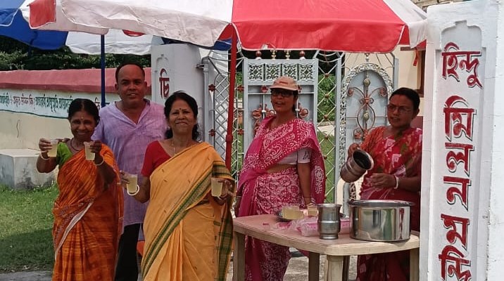 तपती धूप में सेवा का संकल्प: चित्तरंजन हिंदू मिलन मंदिर ने राहगीरों को बांटी राहत, शीतल पेय वितरण से मिली गर्मी से निजात