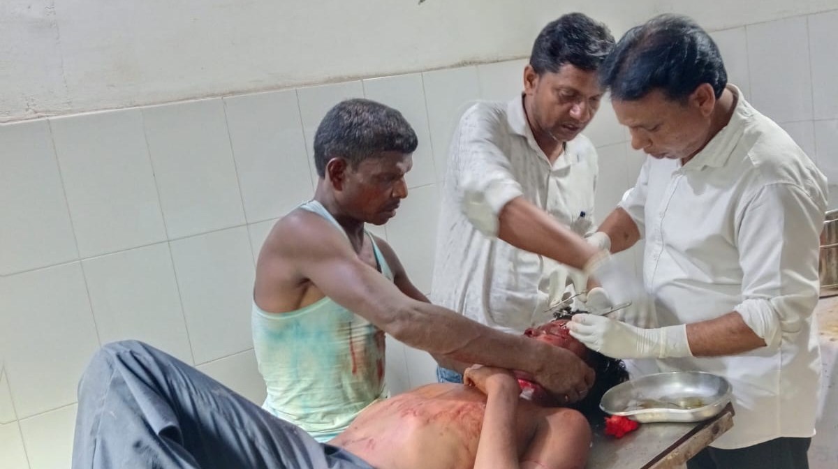 आधार कार्ड बनवाकर लौट रहे युवक की सड़क दुर्घटना में हालत गंभीर, पेड़ से भिड़ी बाइक