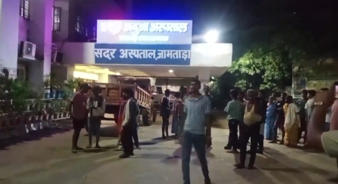 वर्ल्ड क्लास दावों की खुली पोल: एंबुलेंस नहीं मिली, ट्रैक्टर पर अस्पताल पहुंचा मरीज, इलाज के दौरान मौत