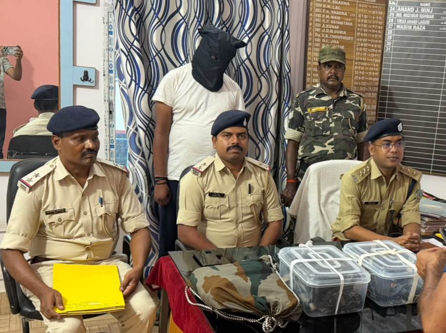 फर्जी पुलिस बनकर रौब झाड़ने वाला दबोचा, हथियार और नकली आईकार्ड समेत कई सामान बरामद
