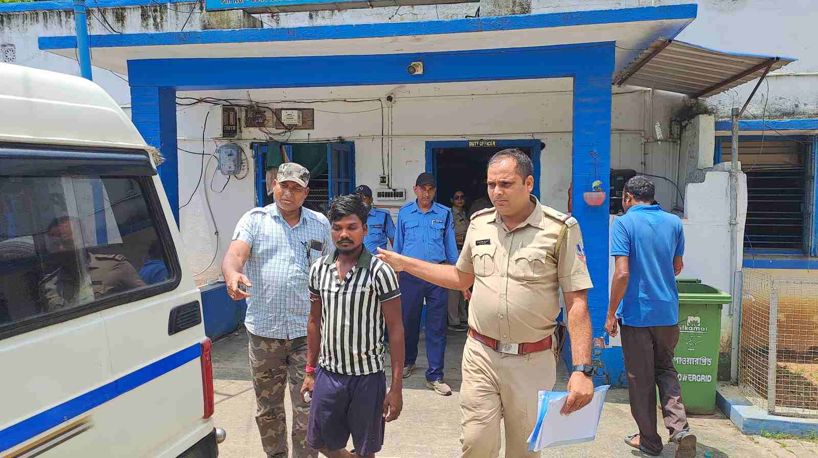 सालानपुर में अवैध बालू कारोबार पर पुलिस का शिकंजा, बालू लदा ट्रैक्टर जब्त; चालक गिरफ्तार