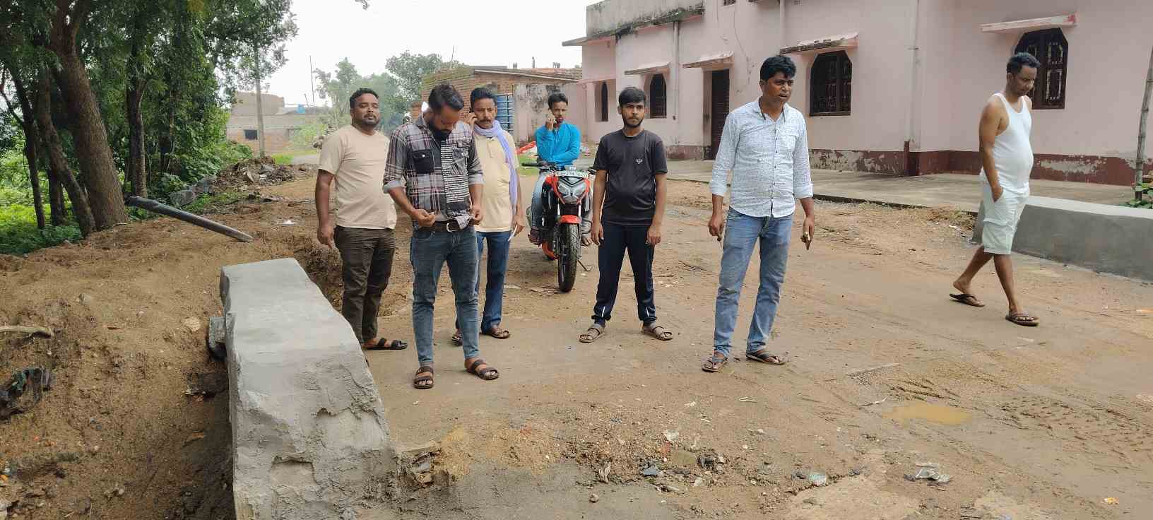 नवनिर्मित गार्डवाल और कलवर्ट पर उठे गुणवत्ता के सवाल, ग्रामीण बोले- जांच हो, दोषियों पर हो कार्रवाई
