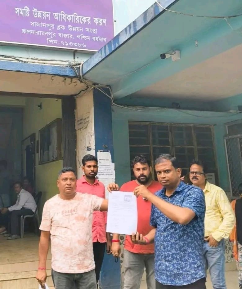 पूजा से पहले निर्माण कारोबार पर संकट: बालू-गिट्टी की आपूर्ति बहाल करने की मांग, व्यापारियों ने बीडीओ को सौंपा ज्ञापन