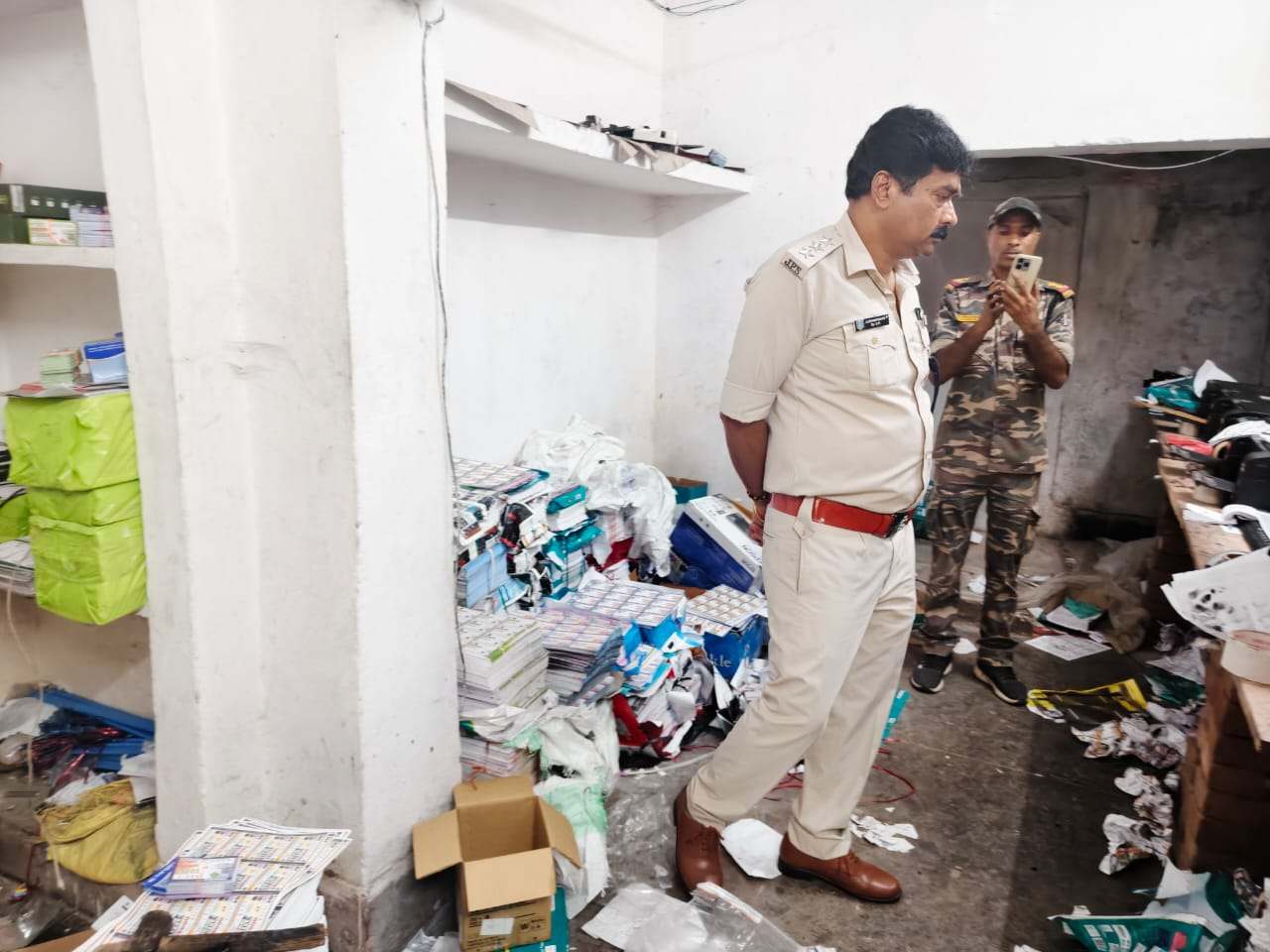 बीसीसीएल के बंद क्वार्टर में चल रहा था अवैध झारखंड लॉटरी का प्रिंटिंग सेंटर, करीब एक करोड़ रुपये की टिकटें जब्त, एक गिरफ्तार