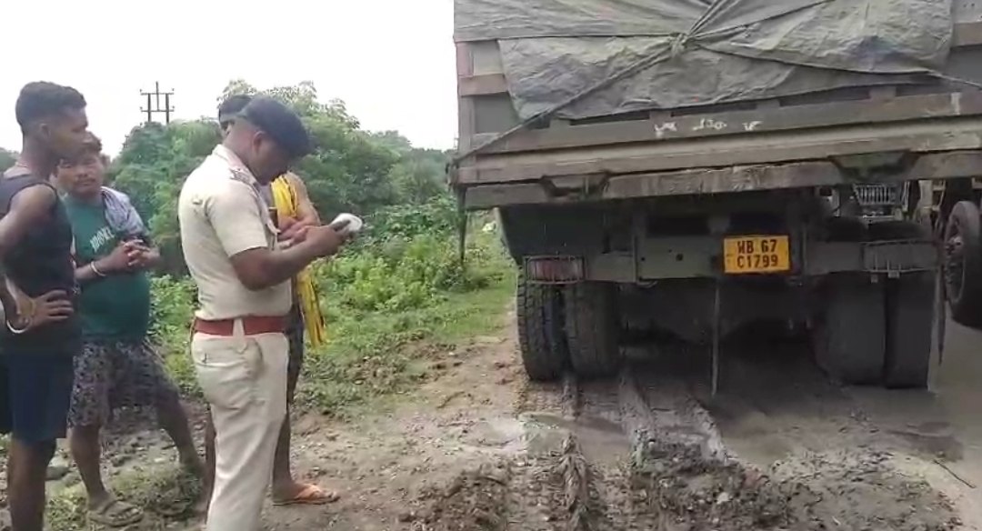 उड़ती राख से घुट रहा सफर: सैकड़ों ऐश ट्रकों ने सड़क को बनाया धूल का गलियारा, लोगों में बढ़ी नाराजगी