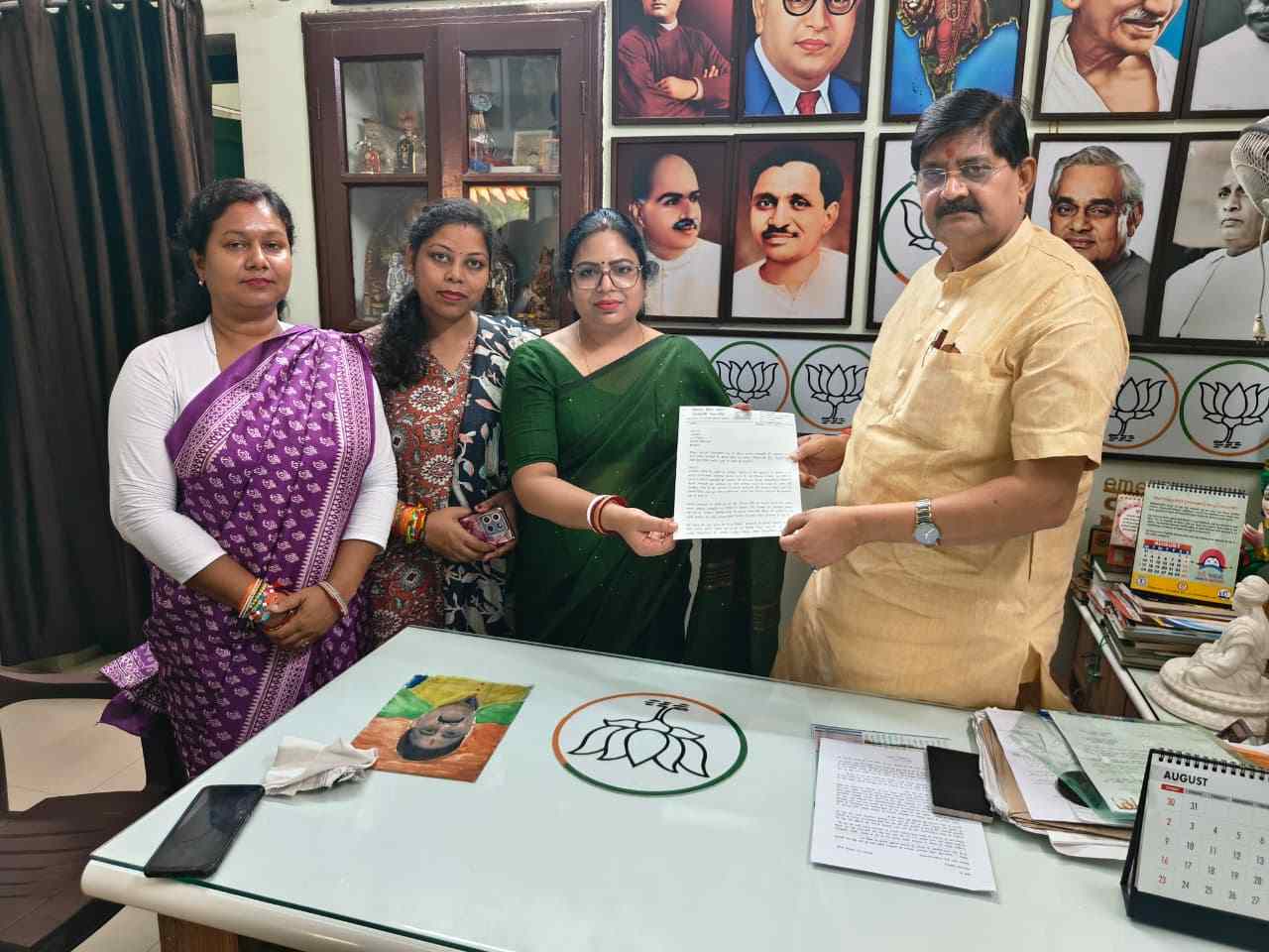 बांग्ला भाषा और मातृभाषा में शिक्षा के मुद्दे पर सक्रिय हुई समिति, विधायक राज सिन्हा को सौंपा मांगपत्र