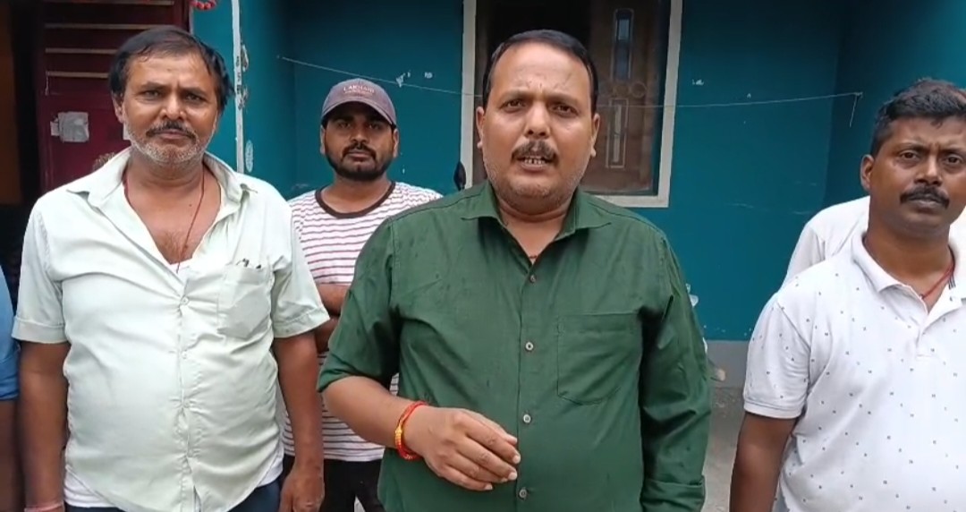 मिहिजाम के फुटपाथ दुकानदारों की बढ़ी चिंता, नए शुल्क आदेश के विरोध में जन सेवा पार्टी ने खोला मोर्चा