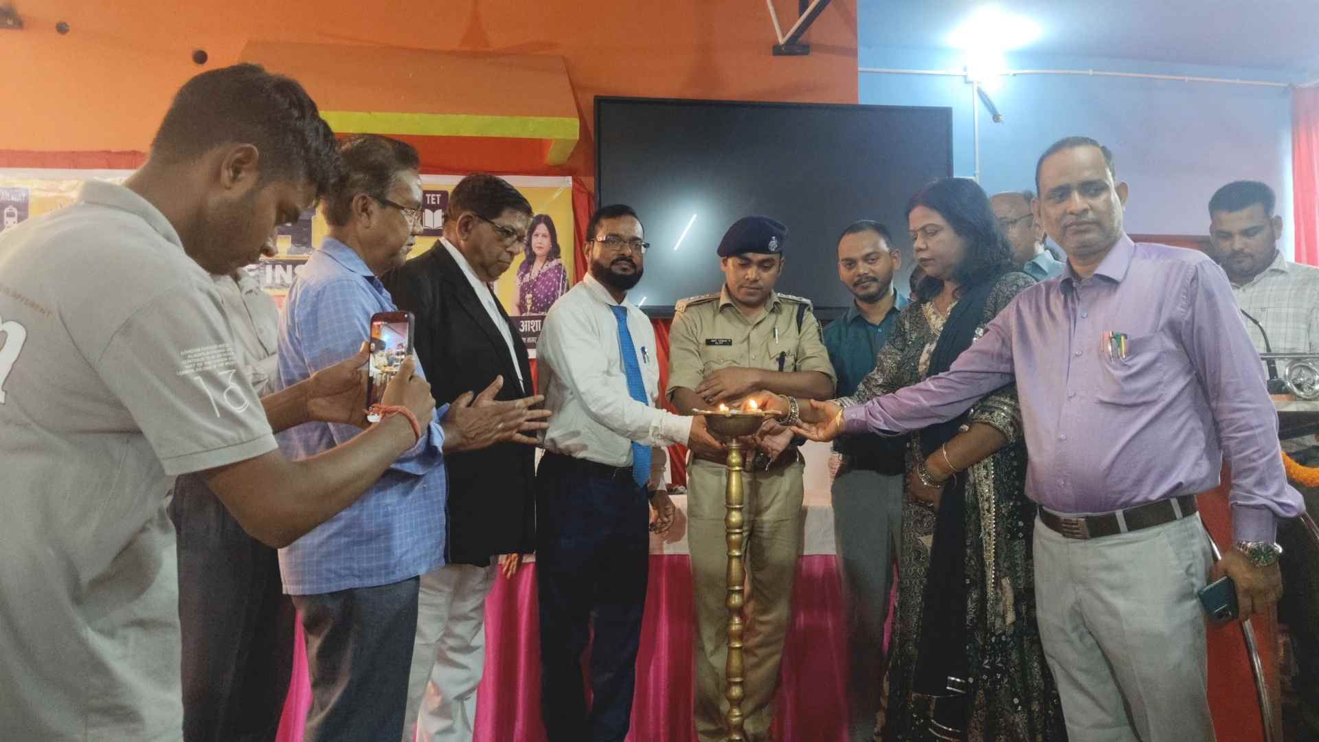 जामताड़ा में शिक्षा की नई उड़ान, ‘आशा कॉम्पिटेटिव इंस्टीट्यूट’ से जरूरतमंद छात्रों को मिलेगी निशुल्क प्रतियोगी परीक्षा की तैयारी