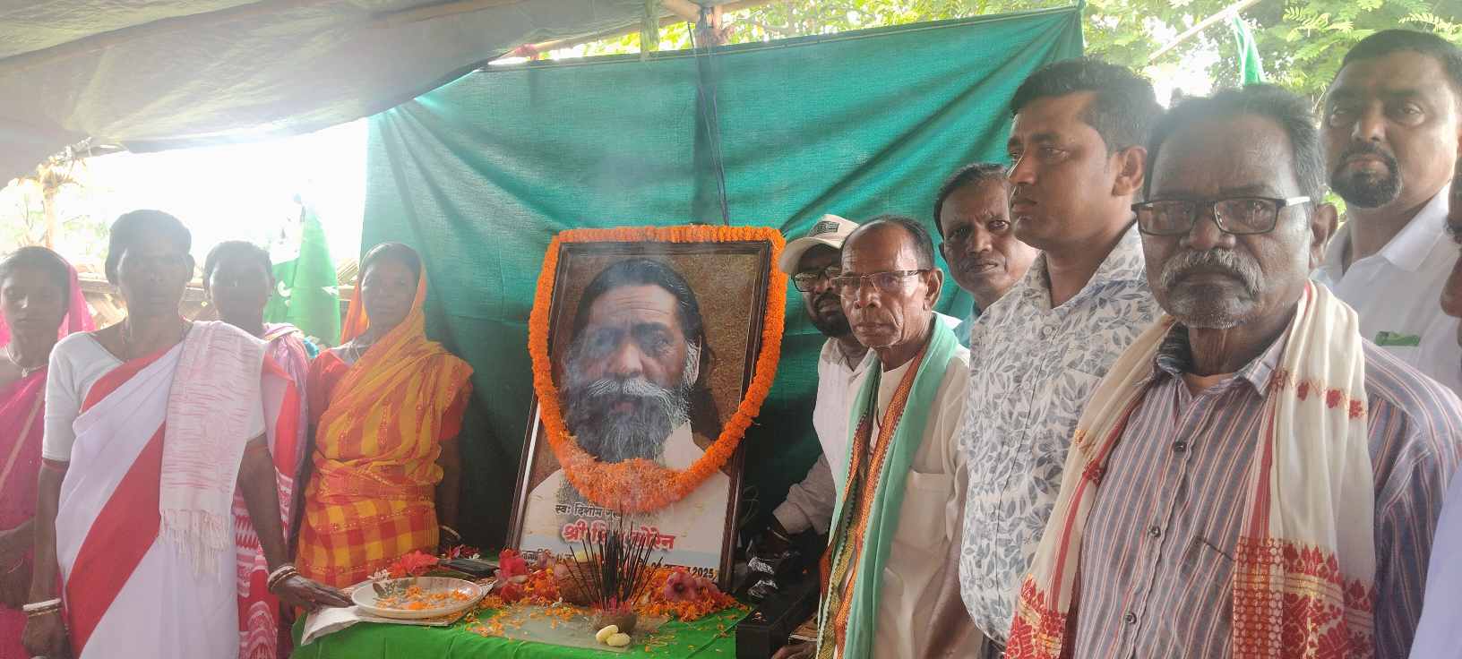 दिशोम गुरु शिबू सोरेन के आदर्शों पर चलने का संकल्प, शहरडाल में श्रद्धांजलि सभा में उमड़ा जनसैलाब