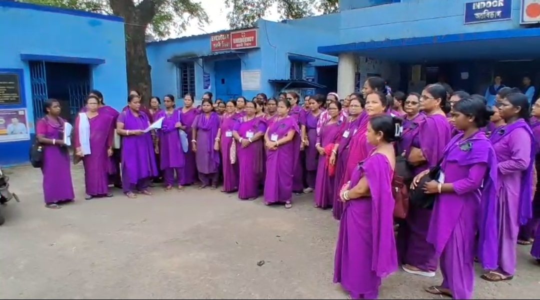केलेजोड़ा अस्पताल में आशा कार्यकर्ताओं का आक्रोश, सहकर्मी की मौत और कथित दुर्व्यवहार के विरोध में बुलंद हुई आवाज