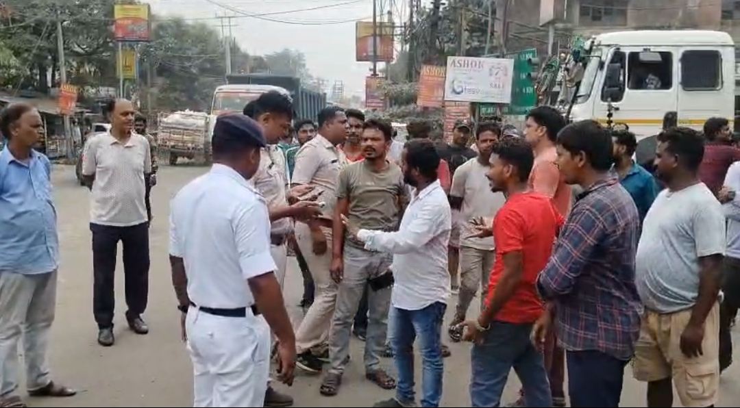 राख से लदे डंपरों के खिलाफ फूटा लोगों का गुस्सा, नियामतपुर न्यू रोड पर प्रदर्शन कर प्रदूषण रोकने की उठी मांग