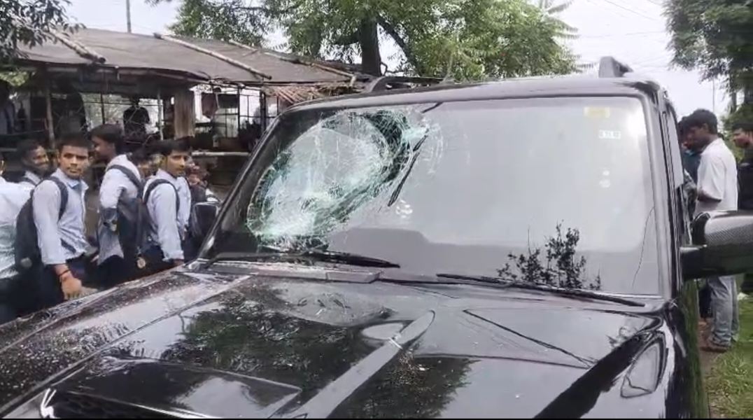 कॉलेज कैंपस बना रणक्षेत्र: छात्र गुटों की भिड़ंत से मचा बवाल, पुलिस ने संभाला मोर्चा