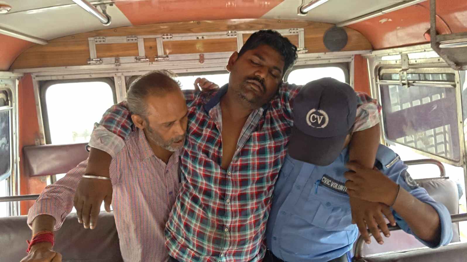 देंदुआ-कल्याणेश्वरी मार्ग पर दिनदहाड़े बवाल: मिनी बस चालक को रोककर बेरहमी से पीटा, वीडियो वायरल