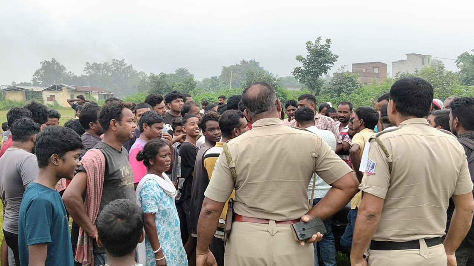 चितालडांगा के 50 साल पुराने खेल मैदान पर संकट: रातोंरात जेसीबी से खुदाई, कब्जे की आशंका पर ग्रामीणों का फूटा गुस्सा