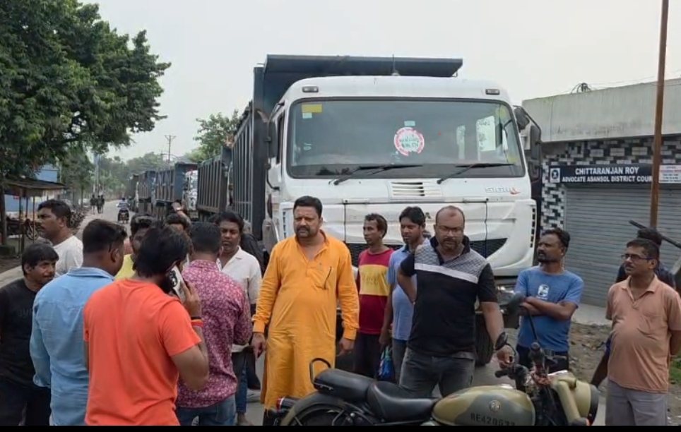 छाई के गुबार से फूटा लोगों का गुस्सा: डंपरों को रोककर सड़क पर उतरे ग्रामीण, प्रदूषण से राहत की उठी मांग