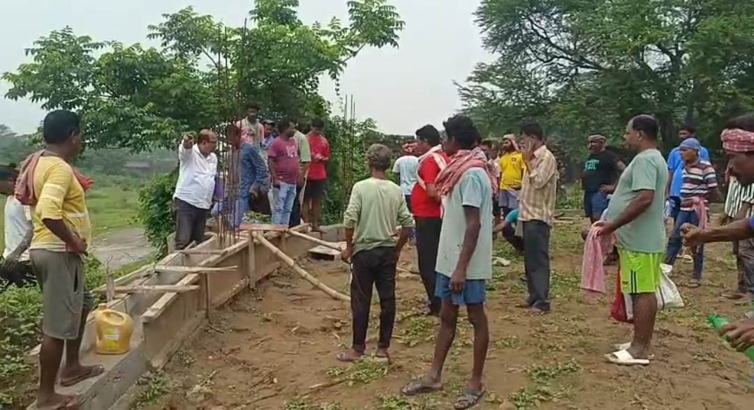 हिरापुर में सेल पर जमीन कब्जाने का आरोप: कोर्ट के आदेश का हवाला देकर मालिक ने रुकवाया निर्माण, पुलिस ने कराया काम बंद