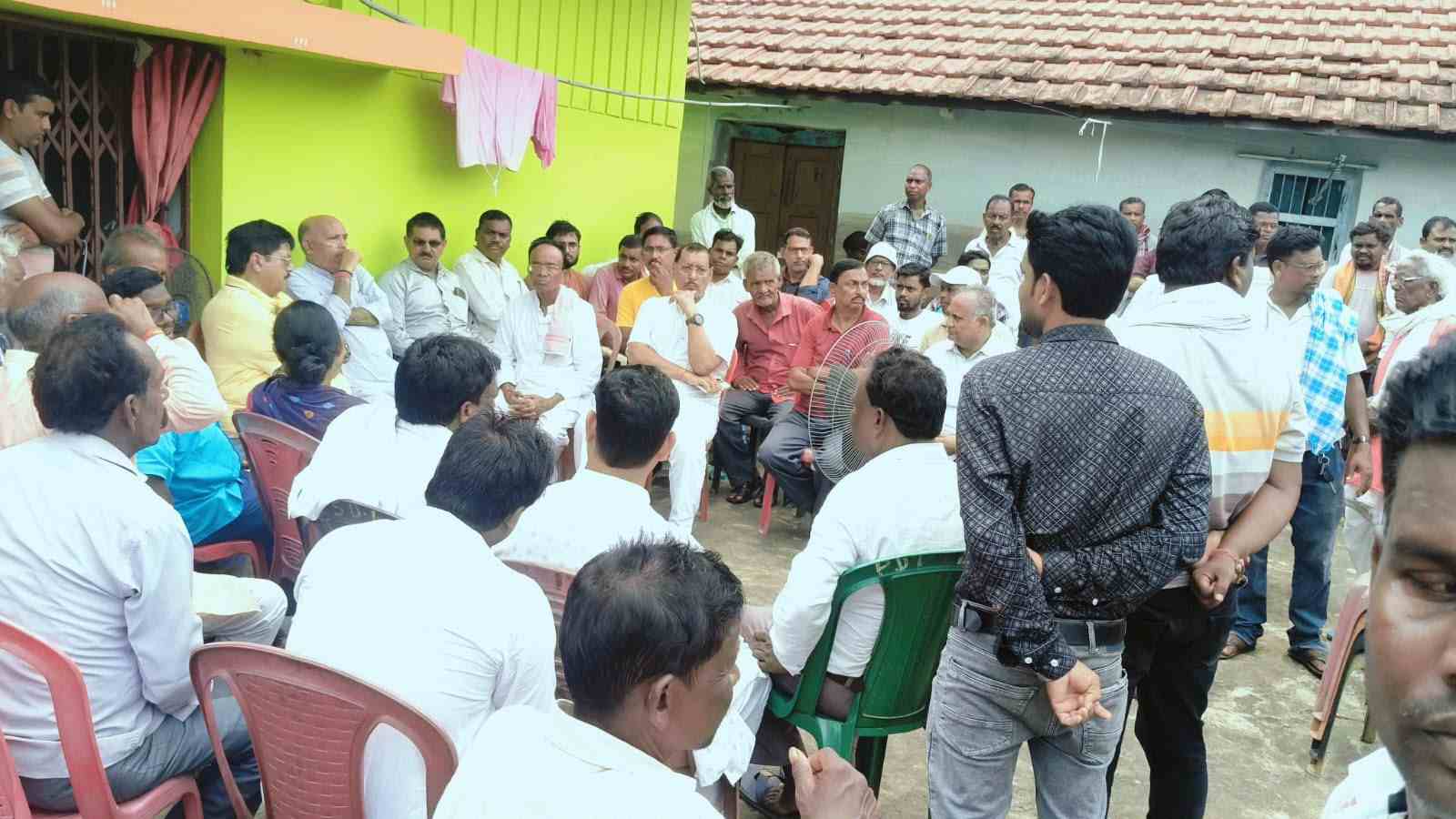 सिमलगढ़ा पहुंचकर विधानसभा अध्यक्ष ने जताया शोक, दिवंगत को दी भावभीनी श्रद्धांजलि