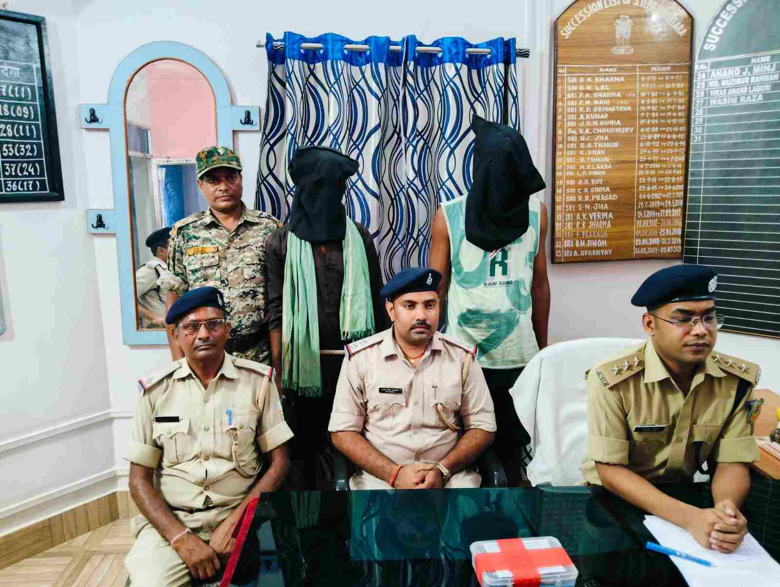करमाटांड़ में मोबाइल झपटकर भाग रहे थे दो युवक, मिशन चौक पर पुलिस ने दबोचा