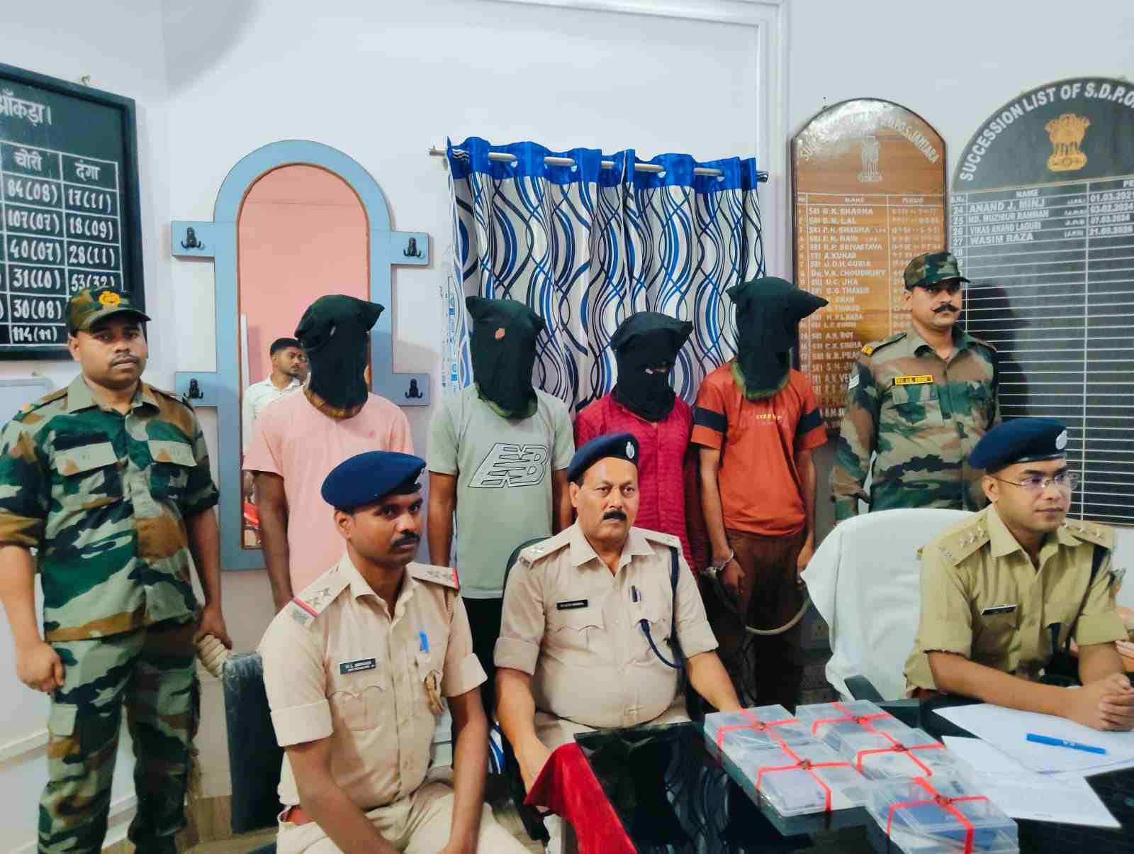 जंगल में बैठकर YONO के नाम पर बिछा रहे थे ठगी का जाल, पुलिस ने चार साइबर अपराधियों को दबोचा