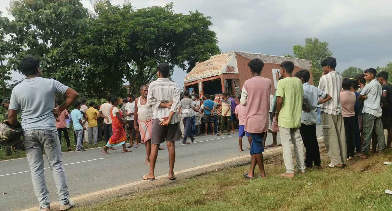 हाईवे पर मौत का कहर: कंटेनर की टक्कर से 60 वर्षीय ग्रामीण की गई जान, मुआवजे की मांग पर सड़क जाम